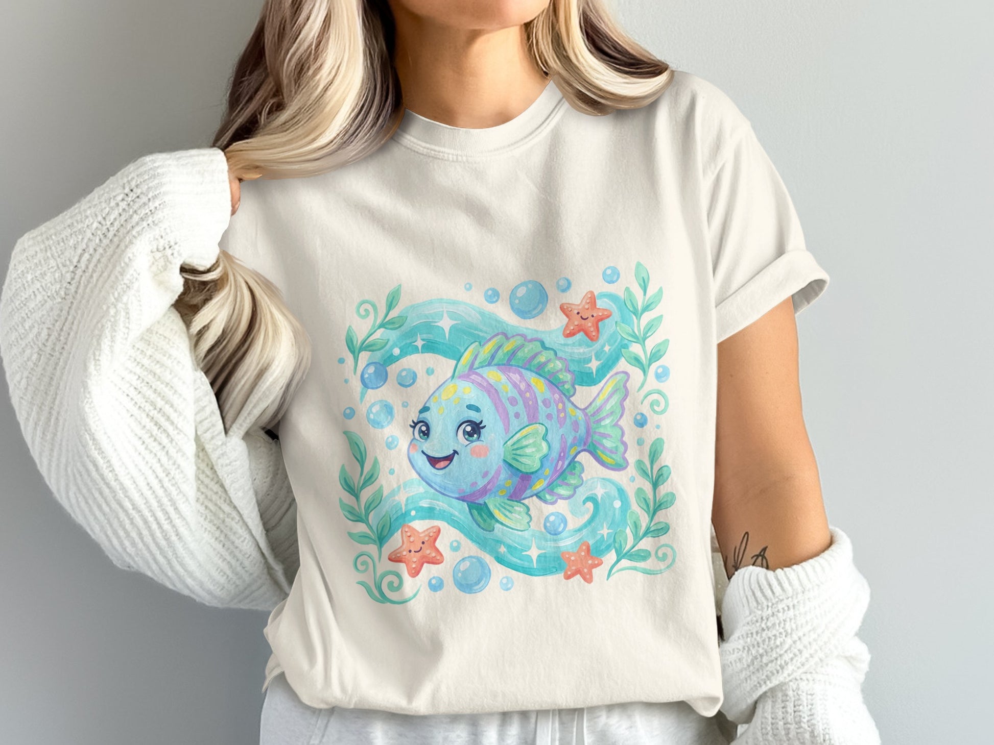 Cartoon fish with bubbles and starfish on a light cream t-shirt.